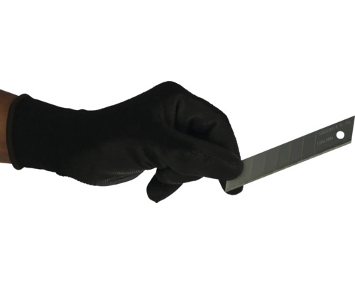 Hand met handschoen houdt een afbreekmes vast