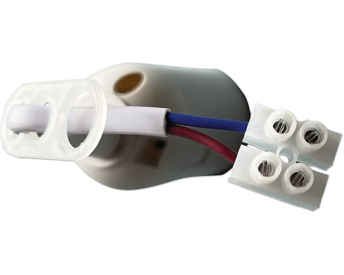 Keramische fitting met blauwe en rode elektrische leiding en klem