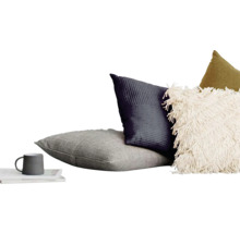 Decoratieve kussenarrangement met kop op dienblad