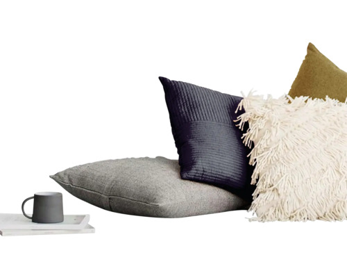 Decoratieve kussenarrangement met kop op dienblad