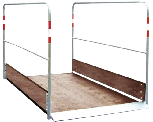 Goederenliftplatform met reling