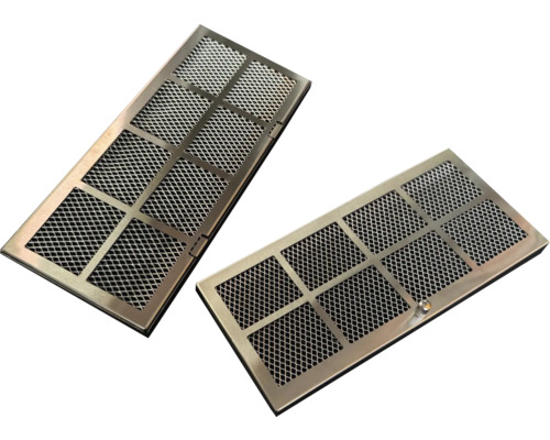 Twee metalen roosters voor ventilatie