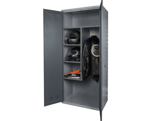 Open metalen kast met helmen en leren jas