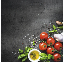 Tomaten, knoflook, basilicum, olijfolie, peper en zout op een donkere ondergrond