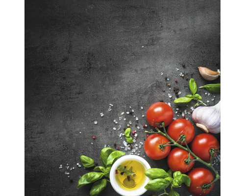 Tomaten, knoflook, basilicum, olijfolie, peper en zout op een donkere ondergrond