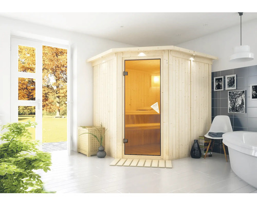 Interieurfoto van een badkamer met een houten sauna met glazen deur, een bad en een raam