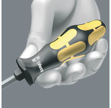 Een schroevendraaier met een ergonomische handgreep wordt vastgehouden door een hand.