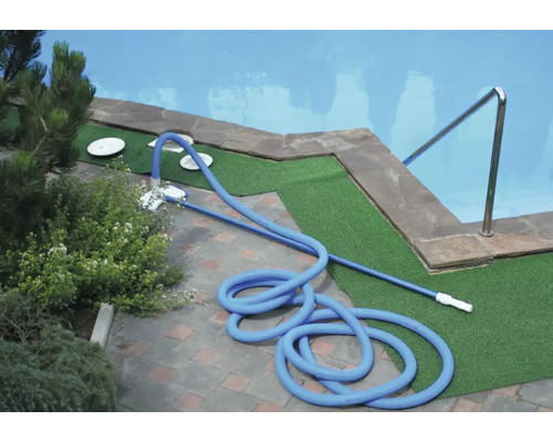 Zwembadreiniger met slang bij het zwembad