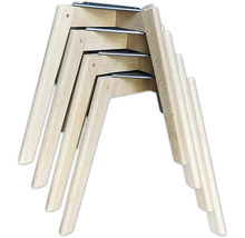 Gestapelde, onbehandelde houten tafelpoten met metalen bevestigingen