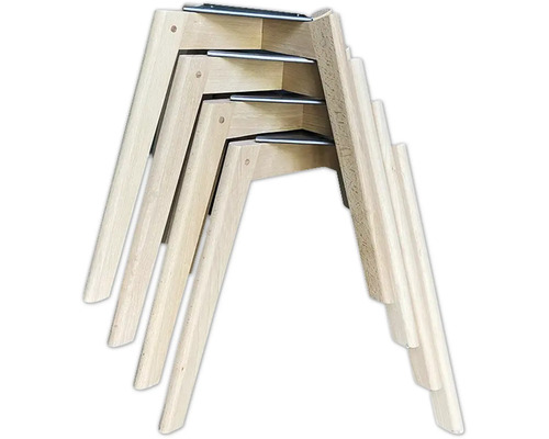 Gestapelde, onbehandelde houten tafelpoten met metalen bevestigingen