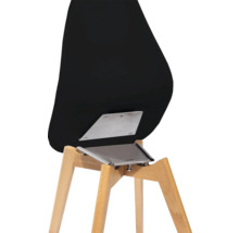 Detailaanzicht van een zwarte eetkamerstoel met houten poten