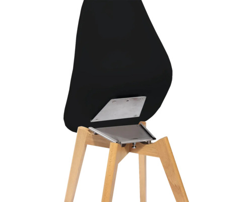 Detailaanzicht van een zwarte eetkamerstoel met houten poten