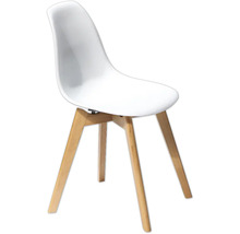 Witte stoel met houten poten