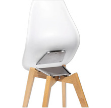 Detail van een stoel met houten poten en zitting bevestiging