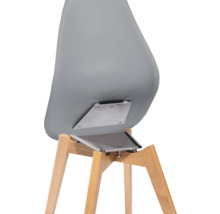 Gedetailleerd aanzicht van een stoel met houten poten en metalen bevestiging onder de zitting