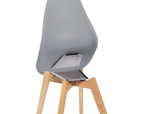 Gedetailleerd aanzicht van een stoel met houten poten en metalen bevestiging onder de zitting