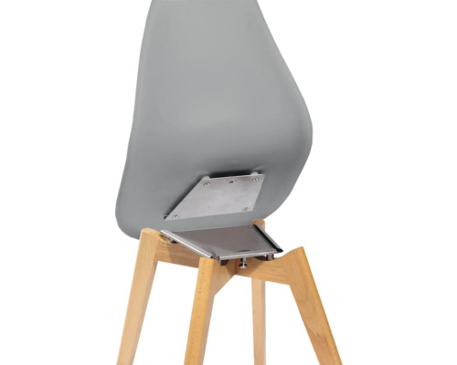 Detail van een stoel met houten poten en een kunststof zitting