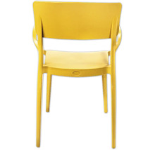 Gele kunststof stoel met armleuning, achteraanzicht.