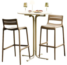 Tuinzitgroep met twee krukken en een tafel