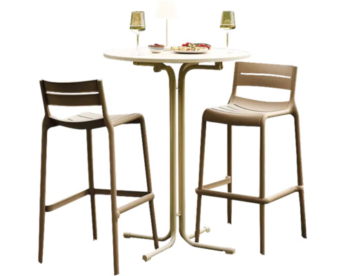 Tuinzitgroep met twee krukken en een tafel