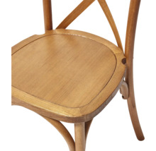 Detailopname van een houten stoel met kruislingse spijlen