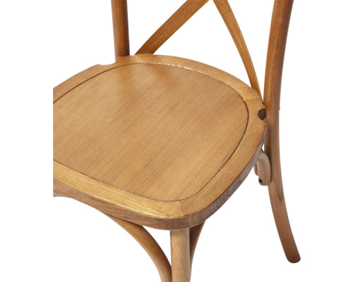 Detailopname van een houten stoel met kruislingse spijlen