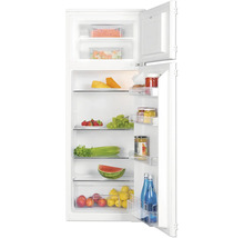 Geopende koelkast met diverse voedingsmiddelen.