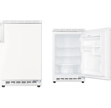 Witte koelkast met vriesvak, vooraanzicht gesloten en open interieur.