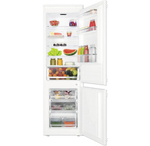 Geopende koelkast met diverse levensmiddelen