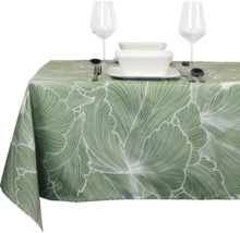 Tafel met tafelkleed, servies en glazen