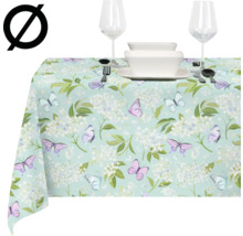 Tafelkleed met vlinders en bloemenmotief op een eettafel met servies