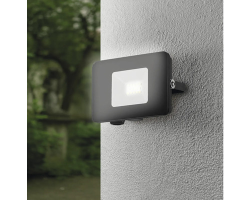 Zwarte LED-buitenlamp gemonteerd aan een muur