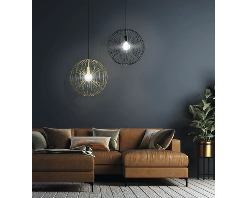 Woonkamer met bruine leren bank, kamerplant en twee hanglampen met draadkap