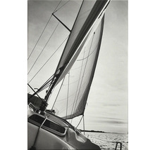 Zwart-witfoto van een zeilboot met zeilen