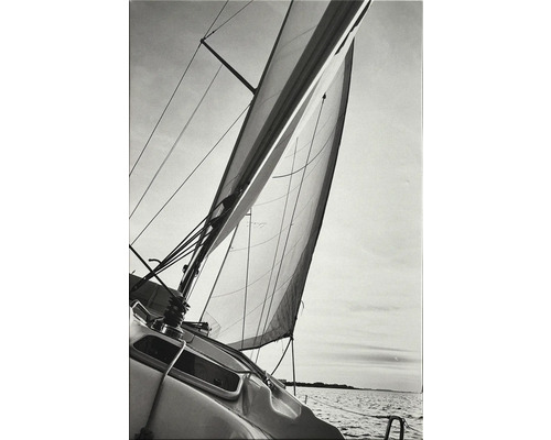 Zwart-witfoto van een zeilboot met zeilen