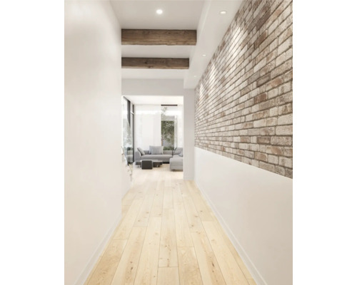 Hal met houten balken, bakstenen muur en houten vloer