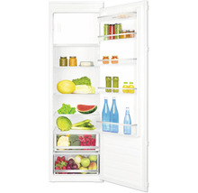 Geopende koelkast van Amica gevuld met voedingsmiddelen zoals fruit, groenten en dranken