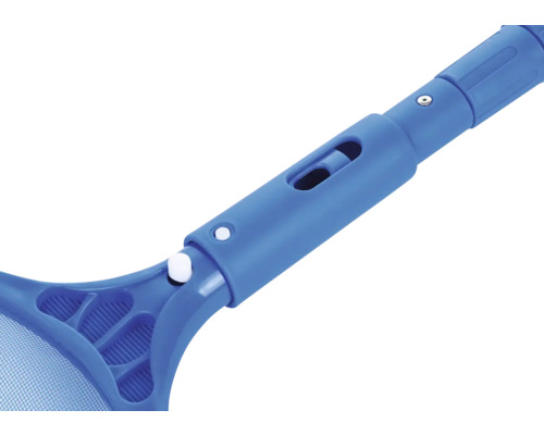 Detailopname van een blauw zwembadschepnet met telescopische steel