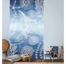 Kamerdecoratie met een behang met zeedieren, waaronder zeesterren, een kwal en een walvis