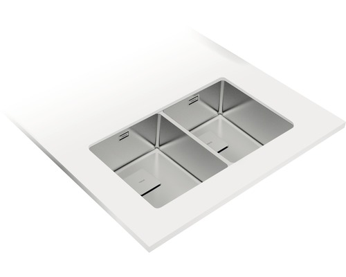 Dubbele spoelbak van roestvrij staal in een werkblad