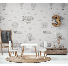 Kinderkamer met behang met luchtballonnen, kindertafel, stoelen en schoolbord