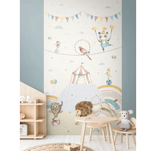 Kinderkamer met behang met circusmotief en houten meubels.