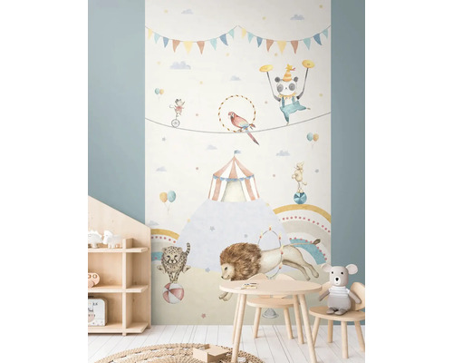 Kinderkamer met behang met circusmotief en houten meubels.
