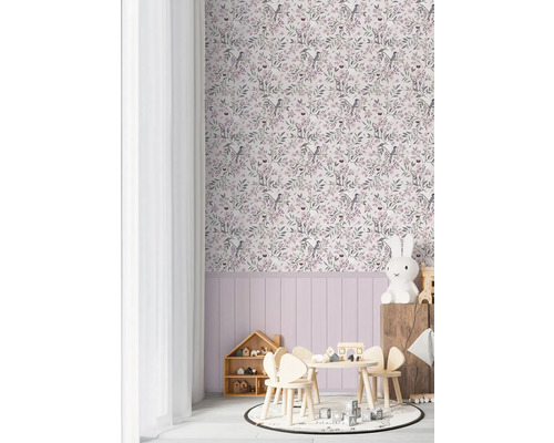 Kinderkamer met bloemenbehang, kindermeubels en decoratieve accessoires