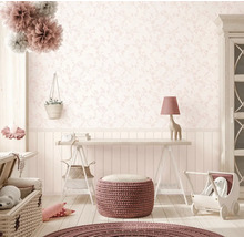 Kinderkamer met bloemenbehang, bureau en speelgoed