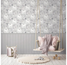 Kinderkamer met behang, schommel en tapijt