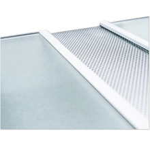 Detailweergave van een glaspaneel met metalen inzetstuk