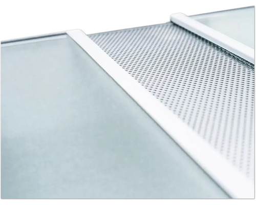 Detailweergave van een glaspaneel met metalen inzetstuk