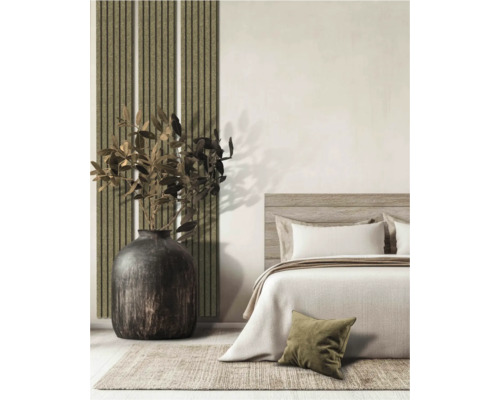 Wandpaneel akoestisch Strips vilt Bamboo 240x20 cm Slaapkamer met bed, grote kruik met takken, vloerkleed en wandpanelen