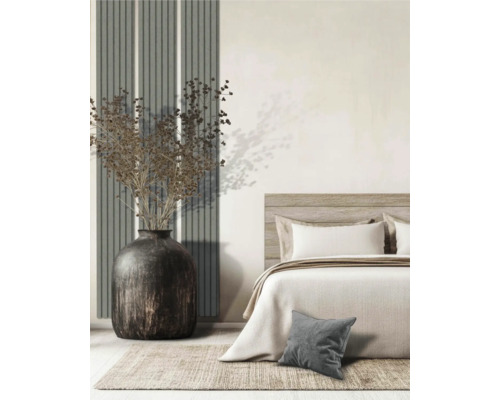 Wandpaneel akoestisch Strips vilt Brain 240x20 cm Lichte slaapkamer met bed, sierkussens, vloerkleed, vaas en droogbloemen